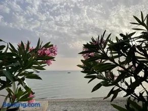 Sweet dreams at the seaside - Image 1
