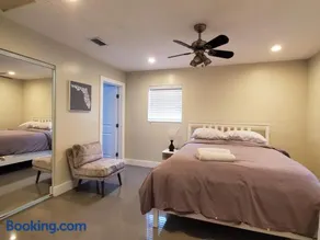 Lakefront Vacation Home - Sleeps 8 - Image 2