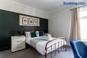 Modern 3-Bed for Families Contractors & Friends - Image 3