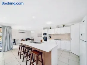 Sandstone Pt Pet friendly 4-bedroom home - Image 1