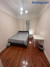 Affordable Queen Room in Convenient Location - EW3 - Image 1