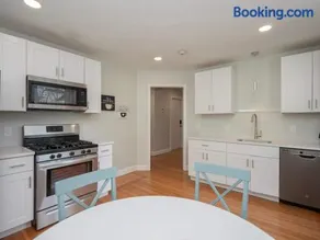 Jennifer's Cozy Apt Near Brown w In Unit Laundry - Image 5