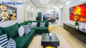 SPECIOUS two bedroom apartment with 3 beds - Image 1