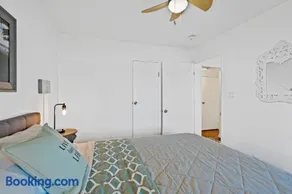 Lakefront, Private dock, ensuite-unit, King bed, Free EV charger, Boat Friendly - Image 4