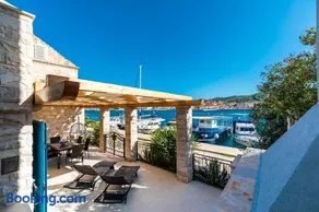 Luxury Apartment Marina View No 1 - Image 1