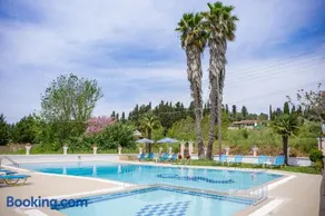 Nikos Pool House & Apartments - Image 2