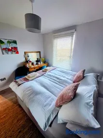 Cosy guest room in a family home with private bathroom and free parking - Image 3