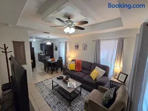 Cozy Apartment Near University Dr - Image 2