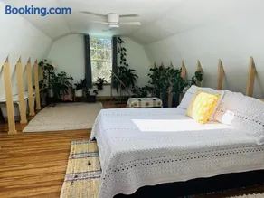 Blissful Acres hilltop cottage - Image 3