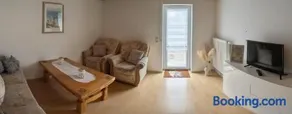 Apartamento vacacional totalmente equipado con barbacoa, jardín y terraza | Vistas al jardín - Image 2