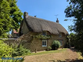 Period Thatched Cottage Towcester - Image 2