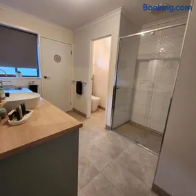 LBarza 1BR Relaxing Vibes in CBD - Image 3