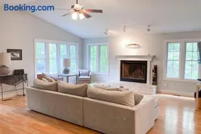 Ravenswood Pool House - Image 4