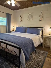 Cabin near Dogwood Canyon, Top of the Rock, Branson - Image 1