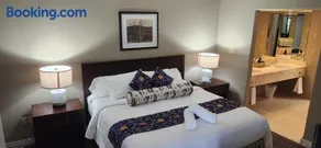 King Bed, Balcony, Pool, Hot Tub, Sauna - Image 5