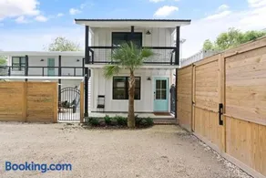 Coastal Escape for 2 - Pool, Fire Pit & Beach Access - Image 1