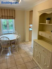 Spacious 2 Bedroom Apartment in Ascot - Image 3