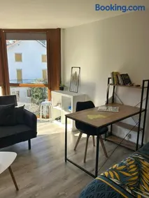 Joli studio une pièce 15min à pied centre dEpinal 4 personnes grâce au canapé lit, parking privé gratuit et parking extérieur gratuit Machine à laver TV wifi machine à café linge de lit et serviettes fournis - Image 3