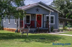 Bandera Bungalow - River, Downtown, Peaceful fenced corner lot! King bed! - Image 1