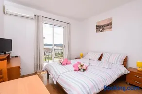 Charmant appartement de vacances avec jardin | Vue jardin | À côté de la plage - Image 3