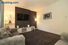 Modern 2 Bedroom Cottage Flat - Image 2
