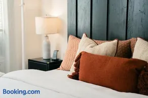 Modern and Spacious 3BR Private Parking 15min NYC - Image 4