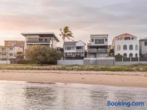 The Pink Door, Absolute Beachfront House - Image 1