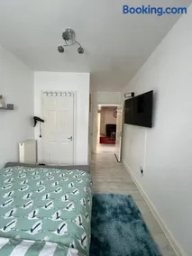 Crescent Apartment - Two bedroom - Image 5