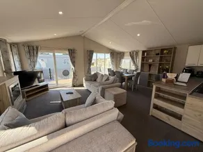 The Retreat 1 - Hot tub Lodge, pet friendly, WiFi & bed linen- Golden Palm Resort - Meadow Lakes Caravan & Lodge Hire - Image 2