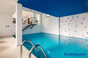 Luxury Villa Cosmopolitan with Pool - Image 4