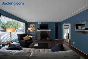 Comfortable home near river access trail - Image 1