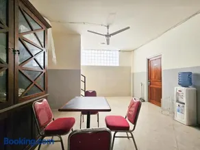 RedDoorz at AVA Guesthouse Pucang Anom Timur - Image 1