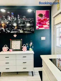 Fancy Studio Private Entrance - Image 2
