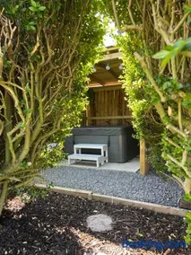 Fernlea Luxury Shepherds Hut & Hot Tub - Image 2