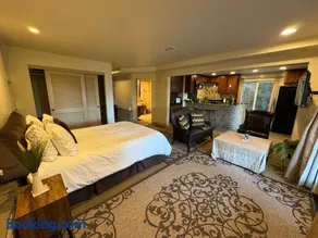 Guesthouse in Coastal Del Mar, California - Image 1