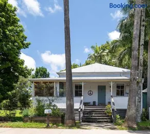 Beautiful Unique Cottage -Pet-Friendly-walk to town - Image 1