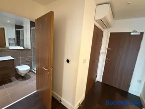 London Bliss Apartment - Cozy Stay with City Views - Image 2