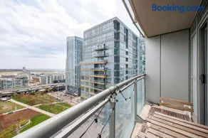 DT Toronto Luxury 2 Beds -Lake View-Free Parking - Image 4