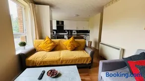 Edinburgh Two Bedrooms Apartment with Free Parking - Image 2