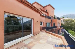 Luxurious villa with 7 bedrooms - Image 2