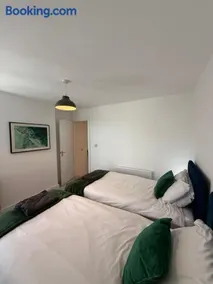 3 Bedroom House With Pool Table - Image 2