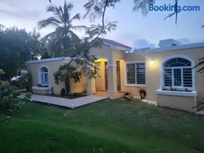 The Yellow House: Fully Equipped, Spectacular Beach View - Image 4