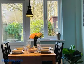 Peaceful 2 Bed Home with Parking Fast WIFI Easy Stress-Free Access to Bath - Image 5