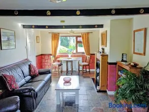 White Cottage - Image 4