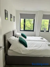 Modern Suite- Bedford City centre with free gym & parking - Image 5