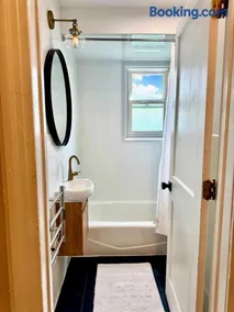 20 min NYC-Modern Private Room-Queen Bed-Parking Available But Confirm with Hosts - Image 5