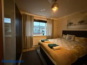 Stunning 2 Bedroom Bungalow - Free Parking - Convenient Location - Image 5