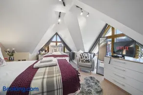 Super Funky Spire View Cottage - FREE Gated Parking - Ultra WiFi - Image 2