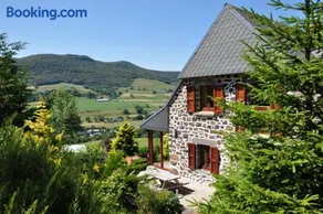 Farmhouse with mountain view - Image 1