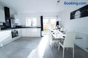 Entire Modern Home with Private Parking for 6/8 Persons - Image 3